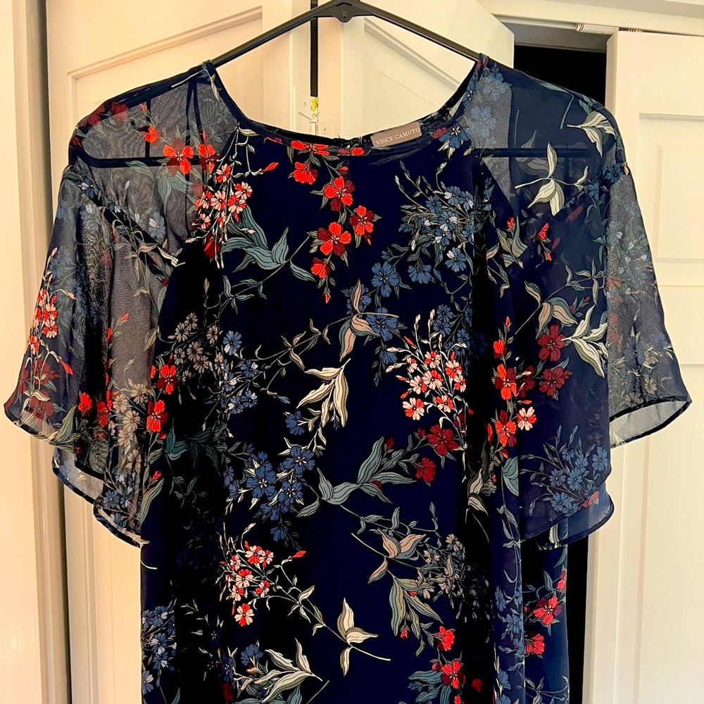 Vince camuto size small/can fit medium. Great for work, going out, casual